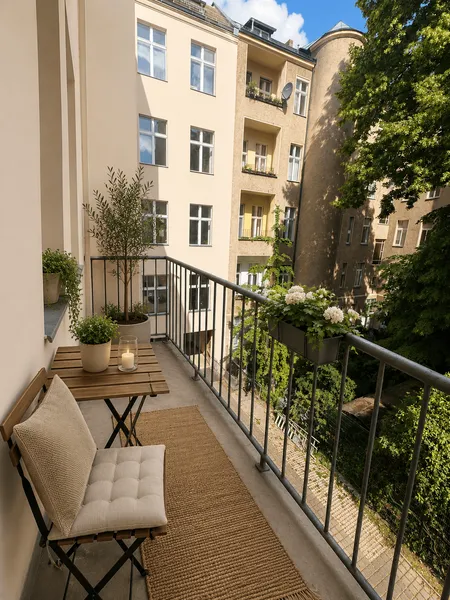 Altbauklassiker mit Wohnküche, Balkon und historischem Charme zum selbst renovieren! — photo 1